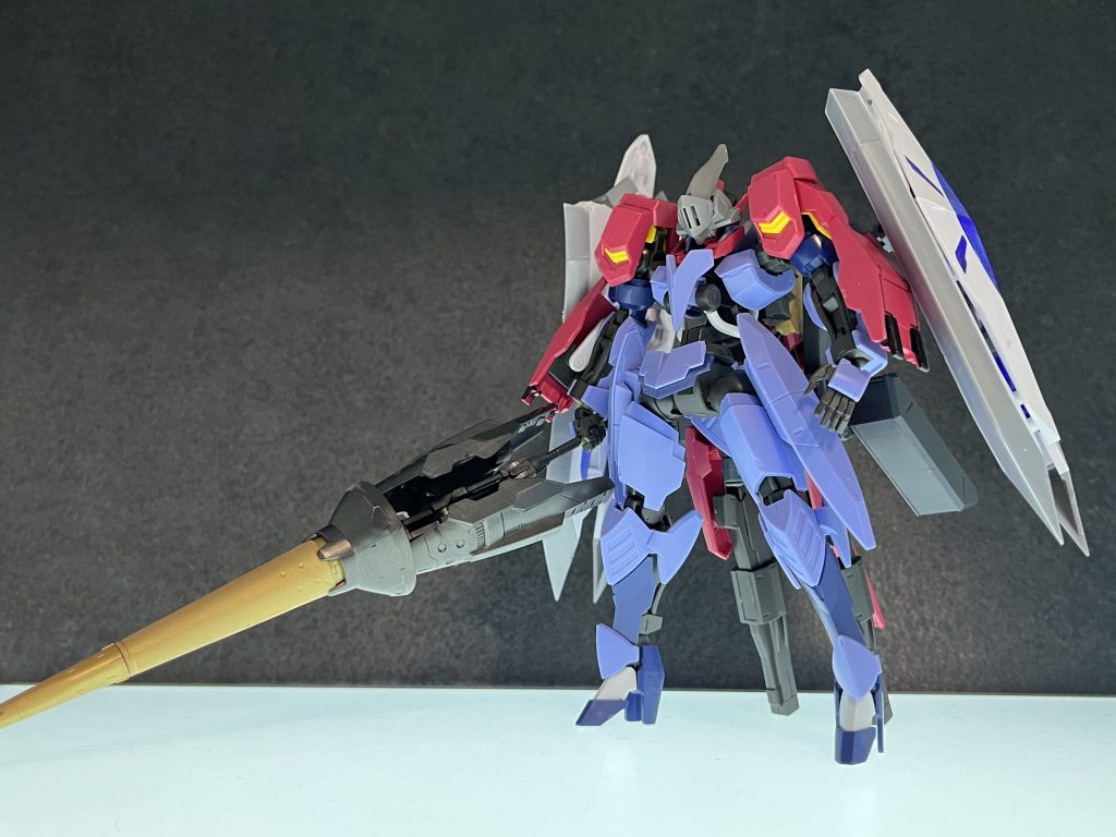 ジークルーネの他、フラウロスとグリムゲルデのパーツにて本体の装甲を形どり、騎士を髣髴とさせるデザインにしました。また、カラーリングはナイツ＆マジックに登場する、アルディラッドカンバーがモチーフになっています。（友人にはミラージュV3デルタベルン ?って言われました。ミリしらで分からん）