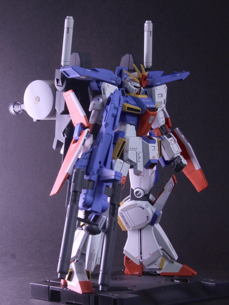 ちらっと丸いの見えていますが、バックパックを大改修してプロペラントタンクを追加当初はバックパックの幅を拡大するだけの予定でしたが幅を拡大したら中央部がスカスカ状態になってしまったのでそこを隠すため(笑)プロペラントタンクなどを追加したりしてまた好き嫌いが出そうな改修をしてしまった(笑)カラーリングを設定に近くしたので、正面からは普通のZZぽく見えますが背面を見たらビックリだと思います