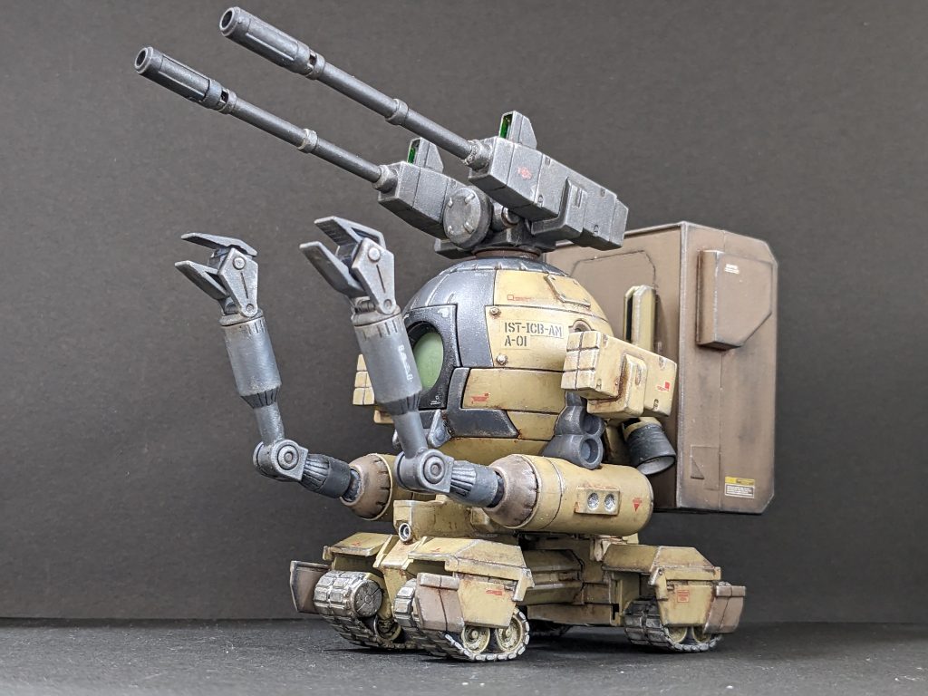 【前面】塗装はミリタリー系のデザートカラー。戦闘が主目的ではないので、兵装はフィフティーンキャリバーと6連ミサイルポット2セットのみ。マニュピレーターはバランスを考え短く切っていますが、いい感じにかわいらしくなりました。