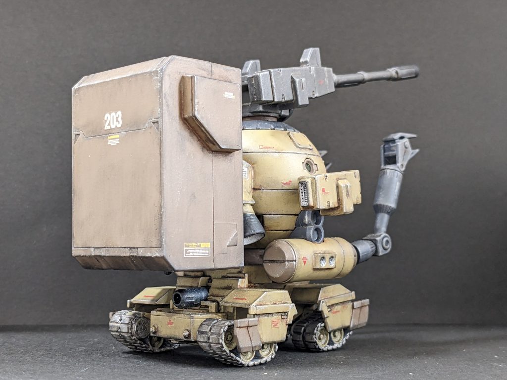 【背面】クロスシルエットの陸戦型ガンダムのコンテナを背負わせて輸送用車両に。この中に電飾用のボタン電池等を詰め込んでます。