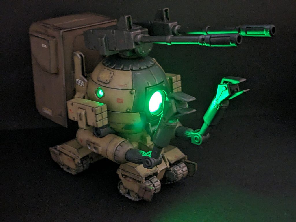 暗所での点灯。側面の小窓?からも光漏れしてくれました。