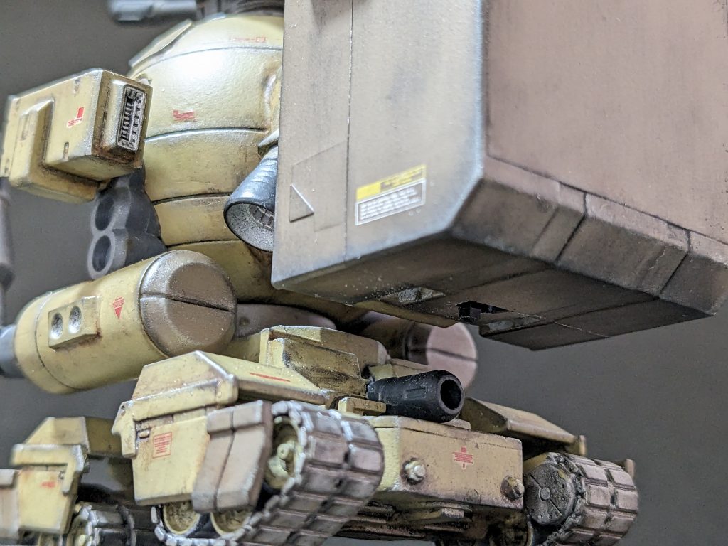 見えにくいですが、電源スイッチはコンテナの下から出していますのでコンテナを開閉せず点灯/消灯はできます。今回、ロケット型のLEDを1つ仕込んだのですが予想以上に直線光が強く、正面から直視できませんでした(平型LEDの方がよかったかも)。電飾は難しいと思った次第です。