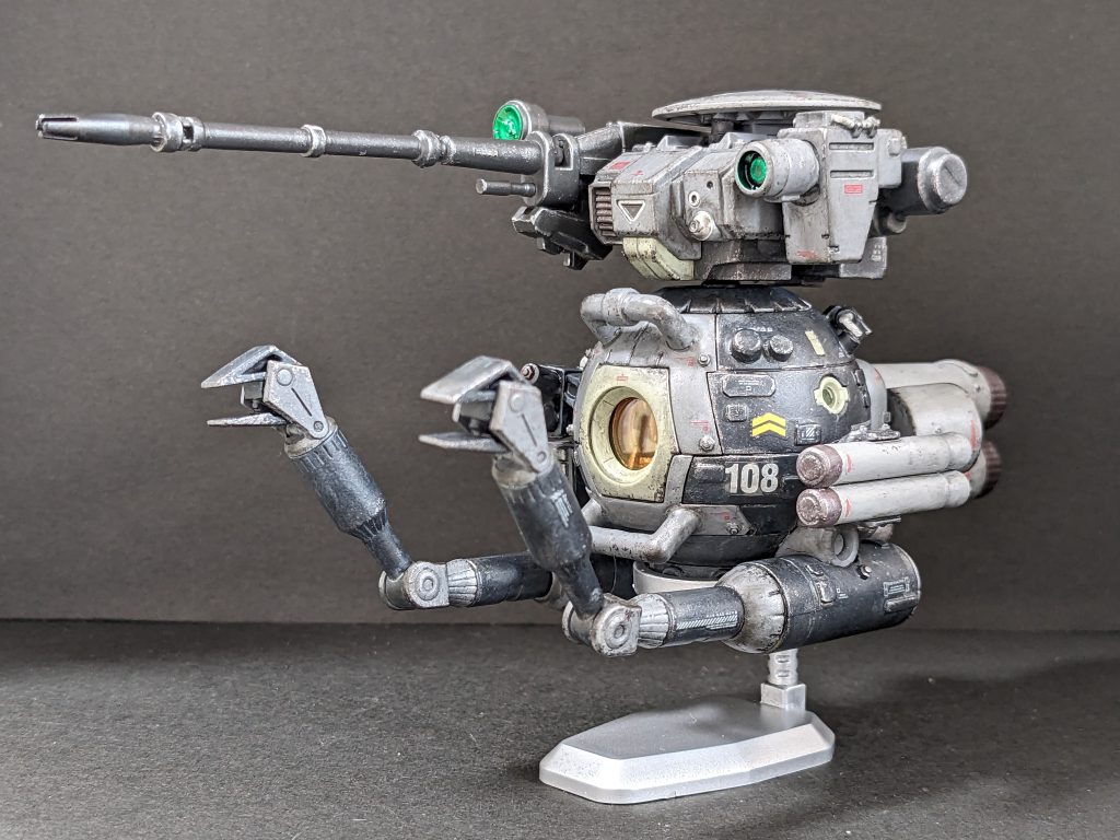 【前面】デブリに紛れて敵陣に単独潜行、偵察を行いつつ、標的をピンポイントで破壊し、すぐに全速で離脱・帰投、を運用方法として想定。標的破壊用の兵装は、狙撃用にロングバレルにしたRX-78のビームライフルと、左翼の大型ミサイル2機。ボールの出力でビームライフルは打てないので、頭部ユニット背部に専用のジェネレーターを追加(すぐ逃げるので2~3発撃てれば十分)。