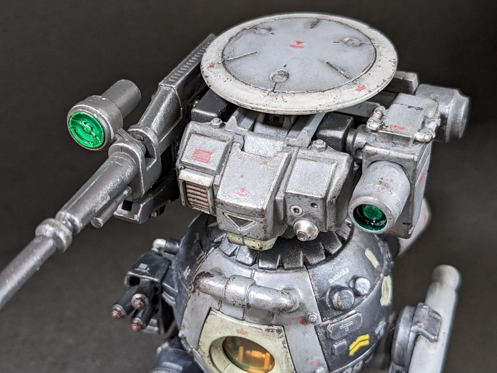 頭部ユニットには偵察用のレドームと大型カメラを配置。バルカンも一門おまけ(頭部ユニットの基部はクロスシルエットの陸戦型ガンダムの胴体です)。デブリに紛れていたら塗装も剥げるだろうとチッピングは全体的に強めにしました。