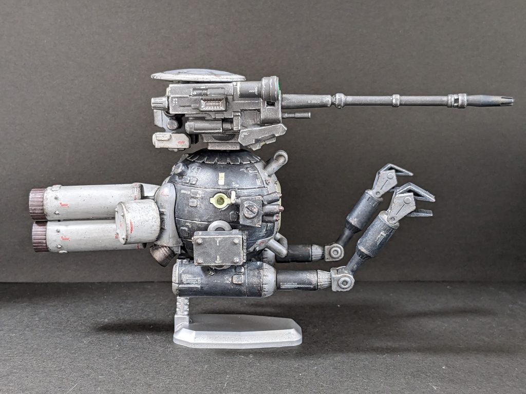 真横から。右側頭部の円柱3本は、スモークディスチャージャー的に使う閃光弾の設定です(これも離脱時用)。