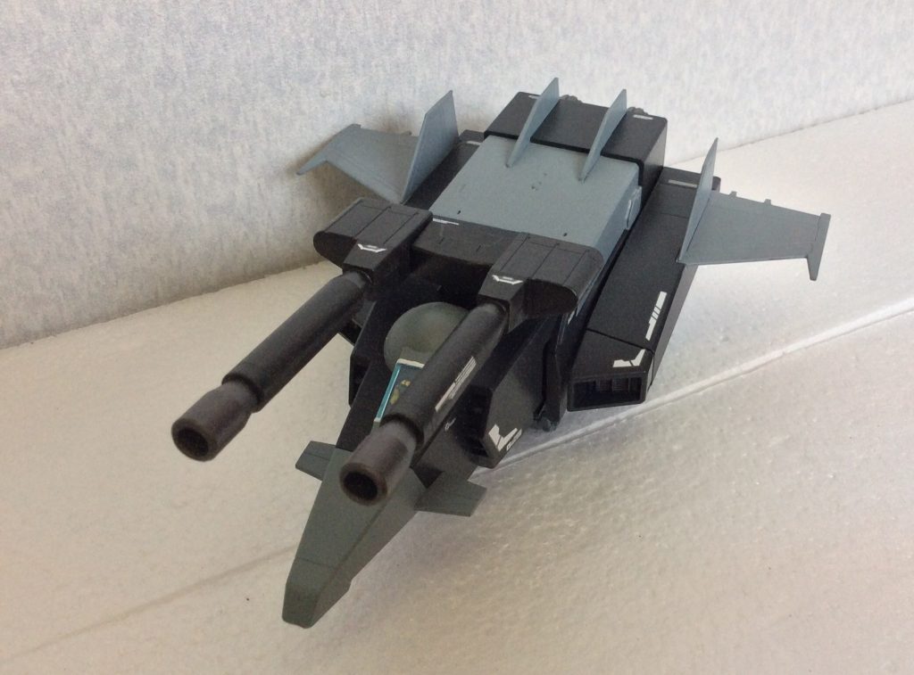 古めのキットなので、キャタピラを格納する扉の噛み合わせなど、若干苦労した部分もありますが、個人的には、まあまあ良い感じに仕上がったのではないかと思います。
