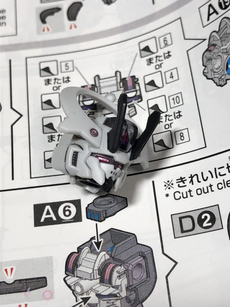 頭部バルカン？とカメラアイはガンダムマーカーEX トランザムホロレッドを使用しています。