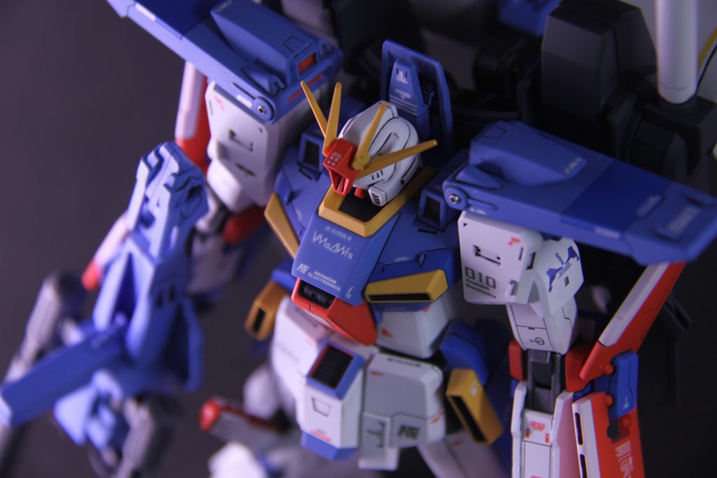 キット全体に手を入れたつもりですディテールの追加もさることながらプロポーションの変更とか塗装とかそんな中 顔と上半身はそれなりに気に入ってますデカール多めに貼って少しうるさい感じに振ってますZZはうるさいくらいがちょうどいい