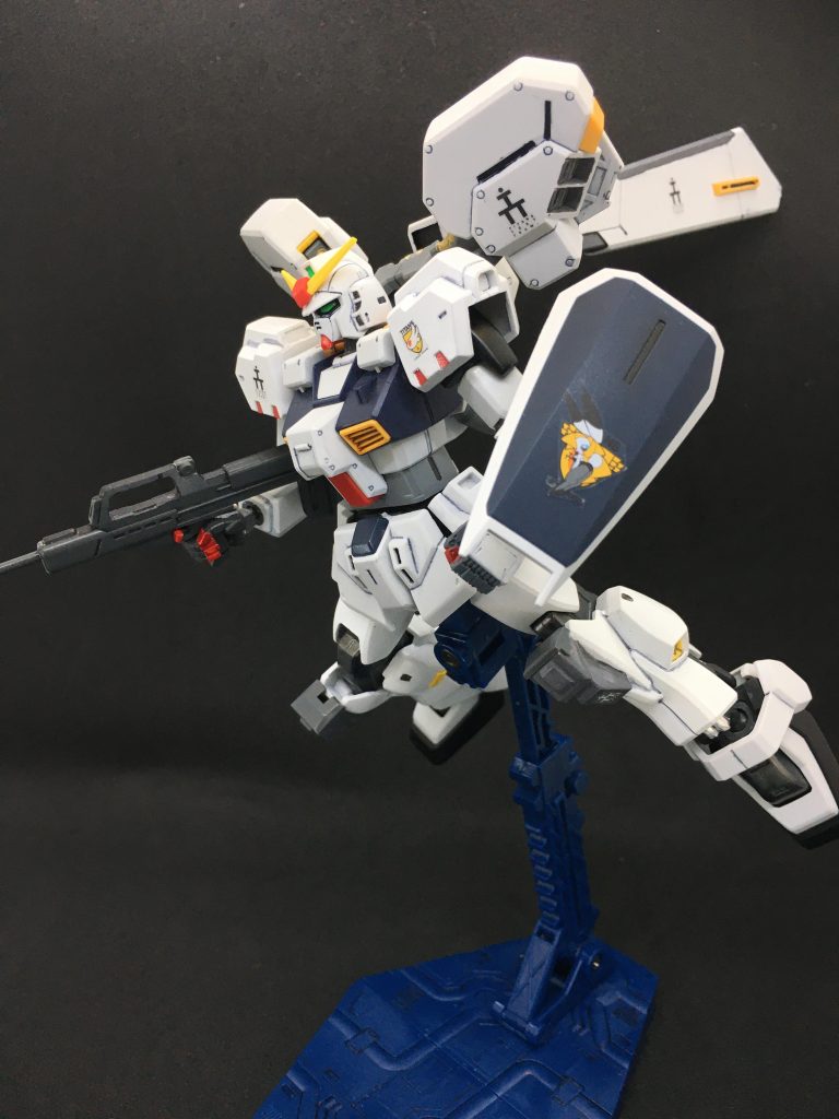 しかし脚部形状はガンダムTR-1やそのベース機たるジム・クゥエルと異なりフレームが一部露出しているようにも見て取れるし、股間部の多目的ラッチが存在しないためMk-Ⅱであるという説を支持する者も少なからずいた。 なお、地球連邦軍士官であり自身もMSマニアであったというフォント・ボーは氏自身が趣味の一環で運営していた兵器紹介のサイトで本機について「ガンダムMk-Ⅱと合致する特徴を有しているため、TR-1系列機体とは別種の機体である」と語っている(しかし、氏はその後偶然にもザンスカール帝国の最重要軍事機密情報を知ってしまい、サイトが削除されてしまったために往時の情報が残っていない、と嘆いていた。氏のサイトはGPシリーズやハーフZといった実在性の疑わしいMSの情報も載っていたため、眉唾物と思われていた節もあるが....)。