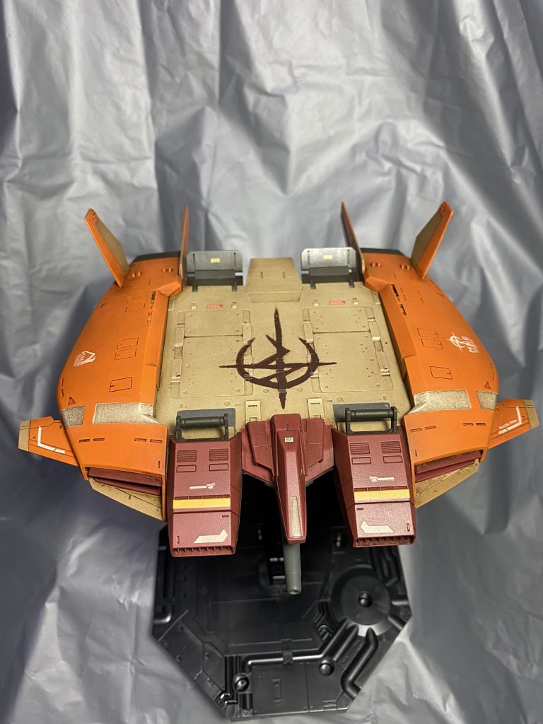 正面から！カラーイメージはギャルセゾンの配色！機体真ん中にマフティーのマーク！