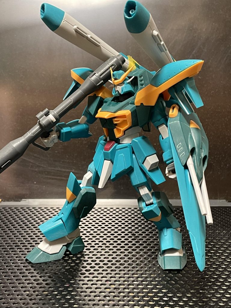たしか塗装直前の状態目の横のアンテナは形状を変えたかったのでプラ板で1から作りましたそれと、シールドが腕に取り付けるタイプだったので、別キットから持ち手を流用して手持ちできるようにしています。それだけだとすぐシールドが下にぶら下がってしまうので、シールドと腕にネオジムを仕込んでいます