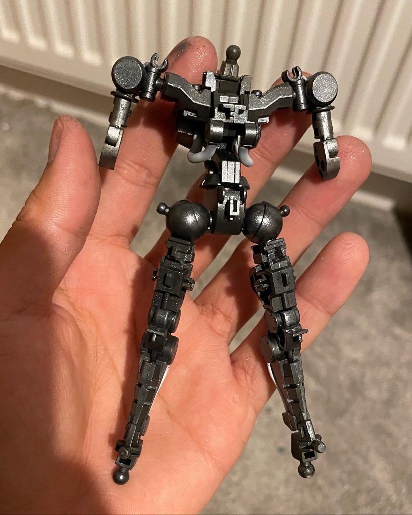 フレームは金属の塗料使いましたこしで新しいのディテールないでもいいのレイヤリングできました