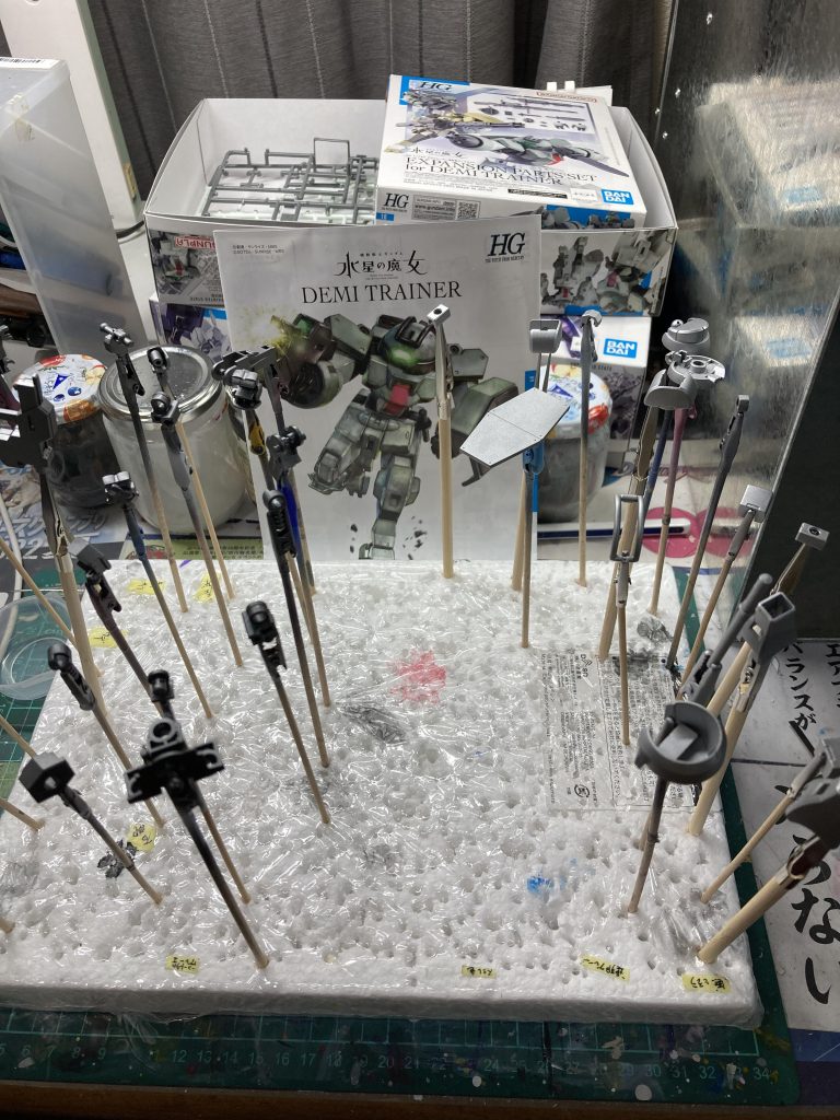 フレームはガイアのガンメタサフ、それ以外はシルバーサフで下地を塗りました。デミトレーナーなんで、あまり重くならない様にシルバーを選びました。