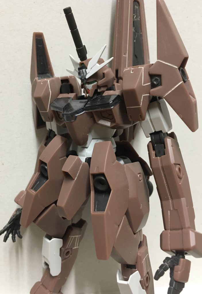 若干のパーツ配置変更と配色に要る分だけの筋彫りを追加して塗り分けた程度です。脳天サーベルぶっ刺しから始まる物語。