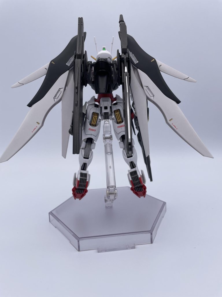 一応バックショットも載せておきます。カラーリングは白と黒でツバメ感出したかったのと、クロスボーンX1が好き好きの好きなので参考にしてみました!拙い作品ですが観ていただきありがとうございました!