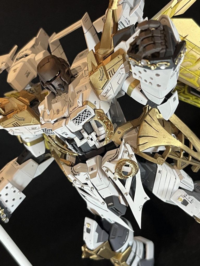 フード、マントはキャストオフできるようにしました。左目もビコーンとひかるようにLEDをガンプラに仕込みました。体についてる無数のスタッズは虫ピンをカットして埋め込みました。どれもこれもクソめんどくさくて苦行でしたがいろんな経験値が上がりました。