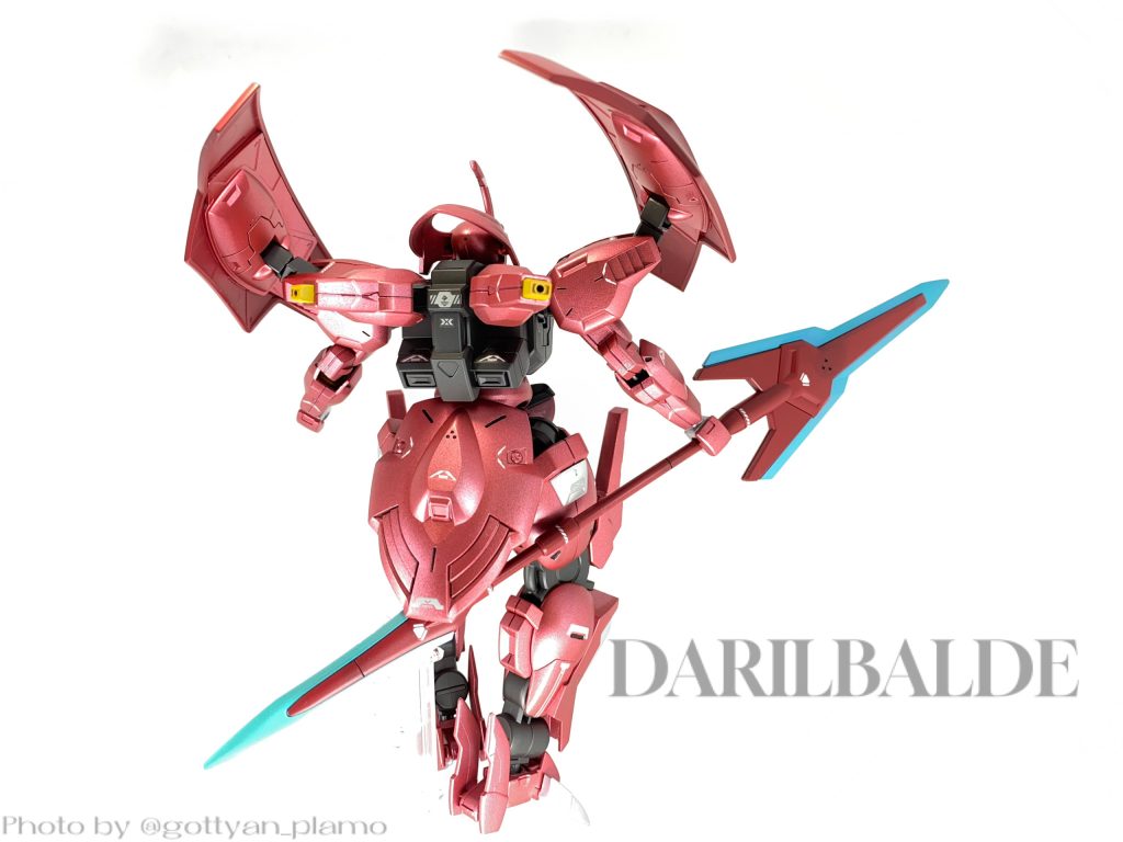 背中バックパックのスラスター(?)っぽい部分は アクセントカラーの意味でイエローオレンジ使用です。