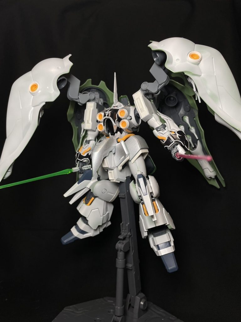 赤サーベルも持たせてみました。みなさんお気づきだと思いますが、バインダー裏塗装するの忘れてました(泣)めっちゃ変(´；ω；｀)