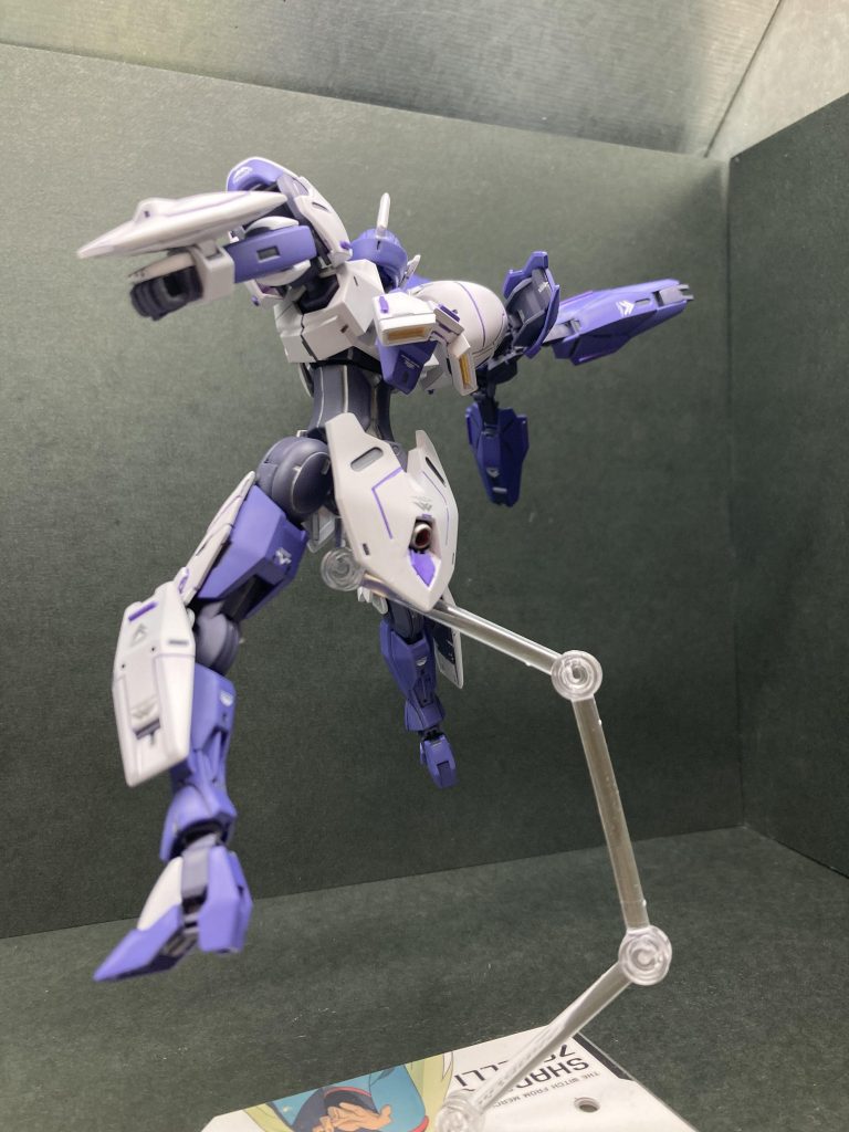 後ろからの撮影。バーニア部分はタミヤエナメルのチタンゴールドです。クリアパーツのみマスキングし、仕上げにつや消しを吹いてます。