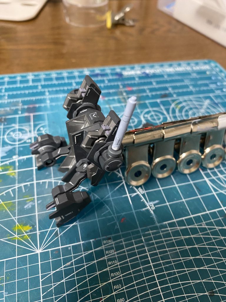 自作パーツを介してサーベルを取り付けれるようにしました。何故作成したかというと、直接サーベルを差し込んだら塗膜が剥がれてしまったので、何とかできないかと考えた結果、自作パーツを作成することにしました。最後に何枚か撮影した画像を掲載します。