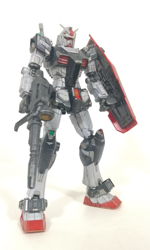 横浜ガンダムベースでプロトタイプカラーがコンセプト？とのことなので、膝部を黒くしました。そして成形色から黒いパーツ含め、クリアブルーで色味の深みを出しました。(軽めのウェザリング？かつ半光沢仕上げのため、効果は未知数も…プラモは自己満が大事w)