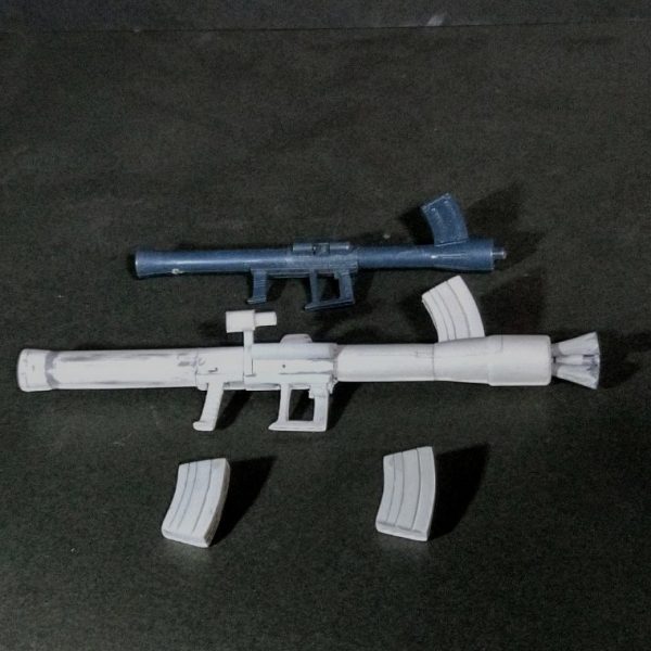 FGザク武装その8今回もバズーカを自作します！モデルは08小隊の旧キットのJ型に付いてたのをベースに少し大きくバランスを調整しました！ついでに各種ハードポイントに取り付け用に予備マガジンも自作😊😊（1枚目）