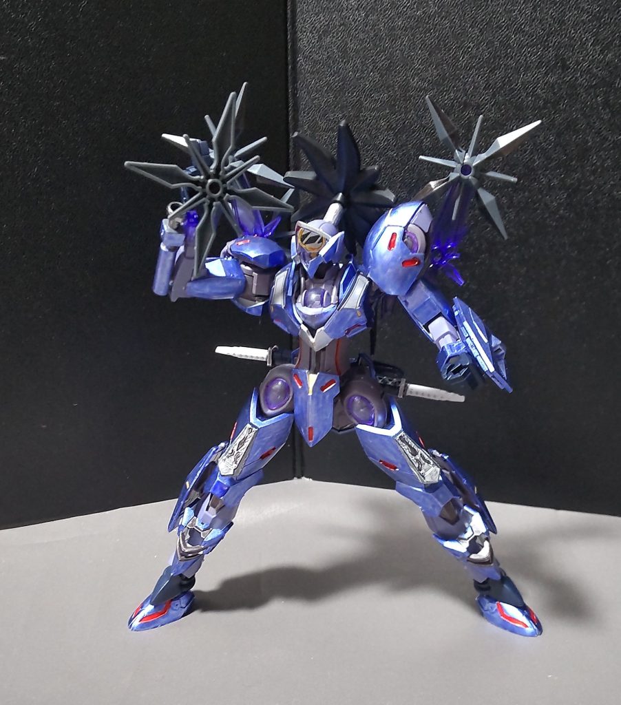手裏剣型ドローン「風魔」背中のユニットに装着されている4つの手裏剣で、画像の様に手で持って投げつけたり、ユニットから遠隔操作で発射し、相手に向かって飛んでいくというものがあります。
