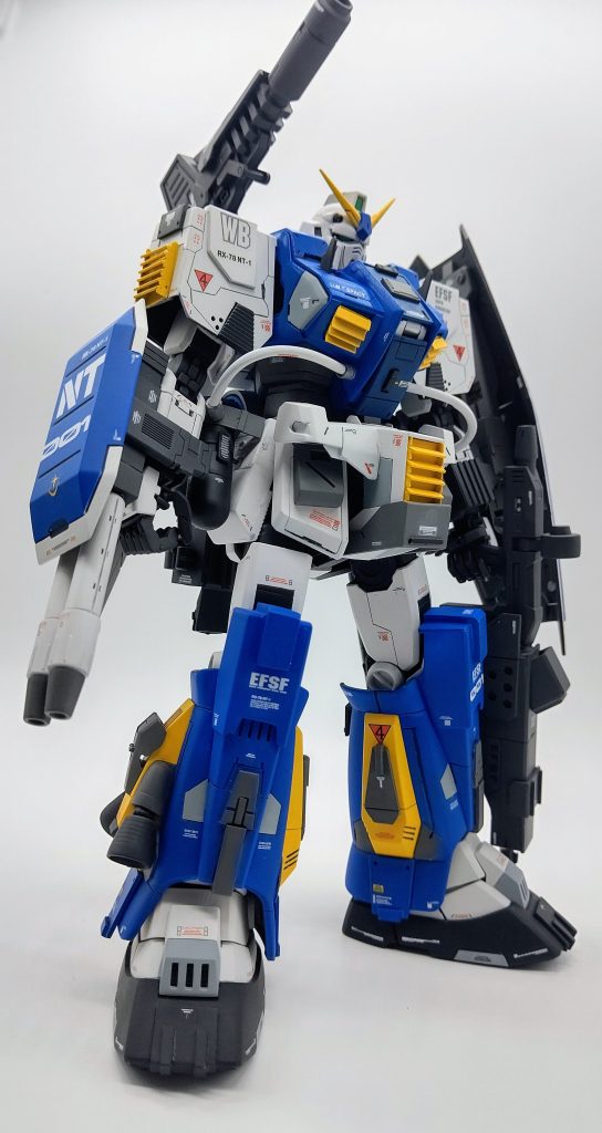 全体的にアレックスカラーにて塗装。ショルダーはプラ板でフルスクラッチしました。胴体と足部を延長しバランスを整えてます。