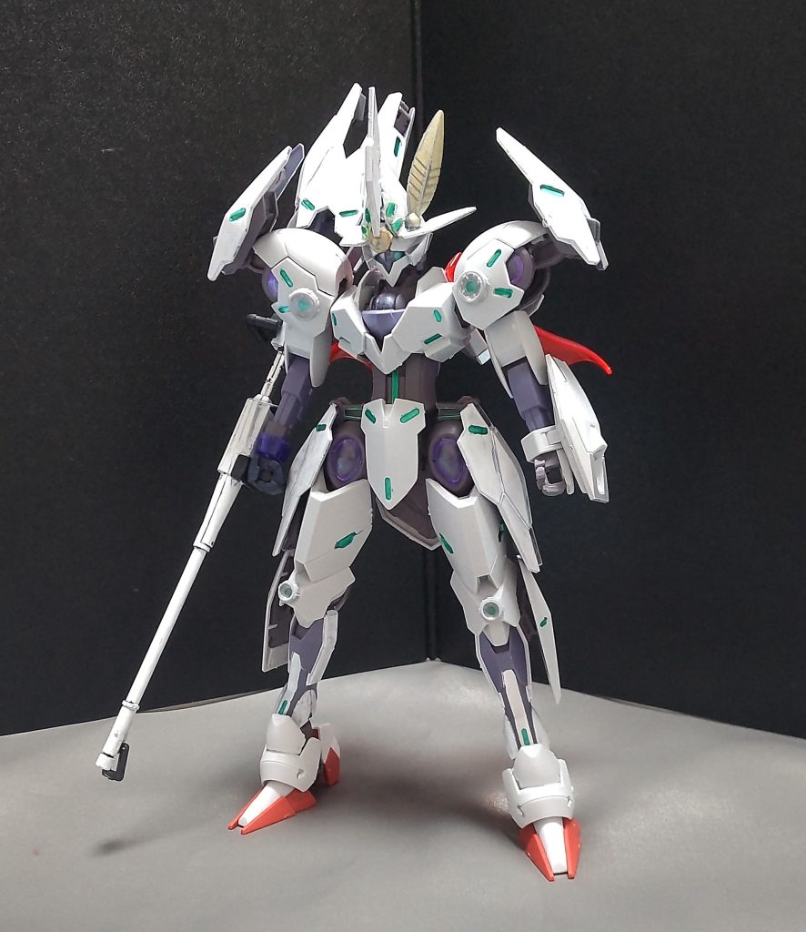 ベース機体は当然ミカエリスです。・頭部の帽子のようなパーツは旧キットのグラブロのクローアームの一部から作られてます。・脚はガンダムエアリアルの脚を加工して付けてます。・マスクの下はツインアイになってます。