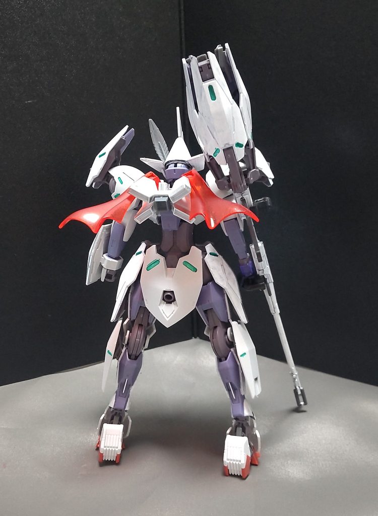 リアビュー・バックパックのブースターはミカエリスのを2個分重ねてます。重ねたところの中央にバーニアを増設することで高機動感を出してます。・マントみたいに付けてあるのは、シーザーレジェンドガンダムのを使ってます。魔法使い感を出す為にやってみたのですが、いかがでしょうか?