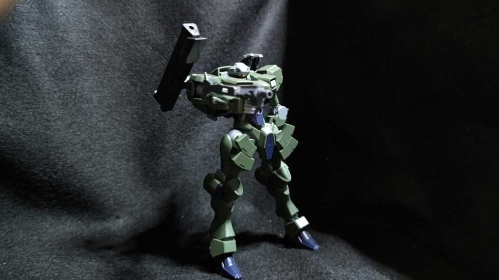 マシンピストルと一緒にマチェーテを持たせる予定がマチェーテが行方不明に。持たせたくなった銃器とマチェーテのセットで再度撮影する予定です。