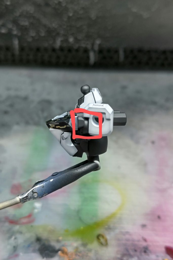 赤枠部分を削ると肩を前に引き出す範囲が広がるので両手持ちをさせるのが楽になりやすいのでおすすめです。