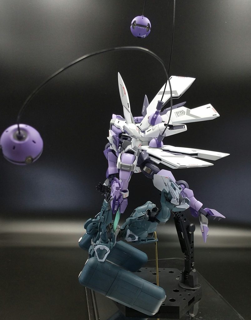 ベギルベウは設定どおりのカラーリングだとややシンプルかなーと感じたので、同系色で塗分けを行ってみました。おまけのルブリスは適当w