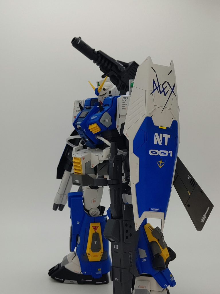 左手にも何か持たせたかったのでビームライフルをプラ板でスクラッチしてます。背面にはスタビライザーを装備してシルエットを変えてます。