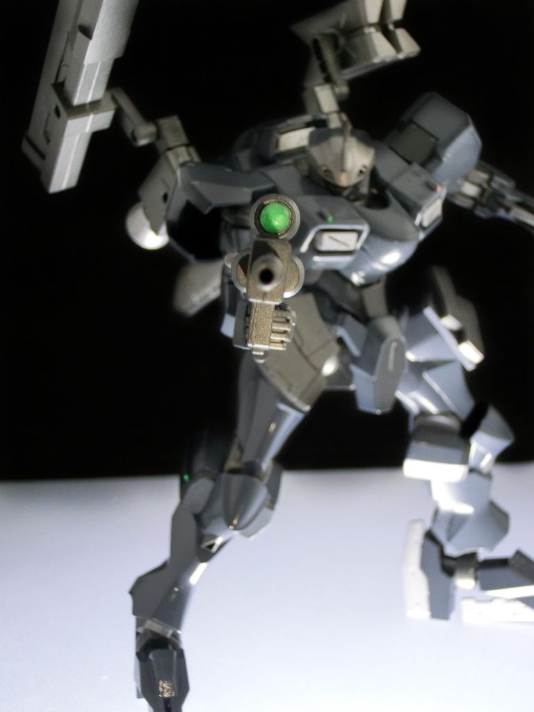 ロングレンジライフル通常搭載しているロングビームガンよりも更に長射程に対応するために搭載ただしカートリッジ式ではないため廃棄式