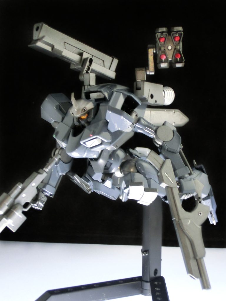 フレキシブルアームバーニアを追加する際に背面兵器を活用するために搭載これによりビームキャノンやランチャーを正面以外にも使用でき、搭乗者によっては側面ノールック射撃も可能