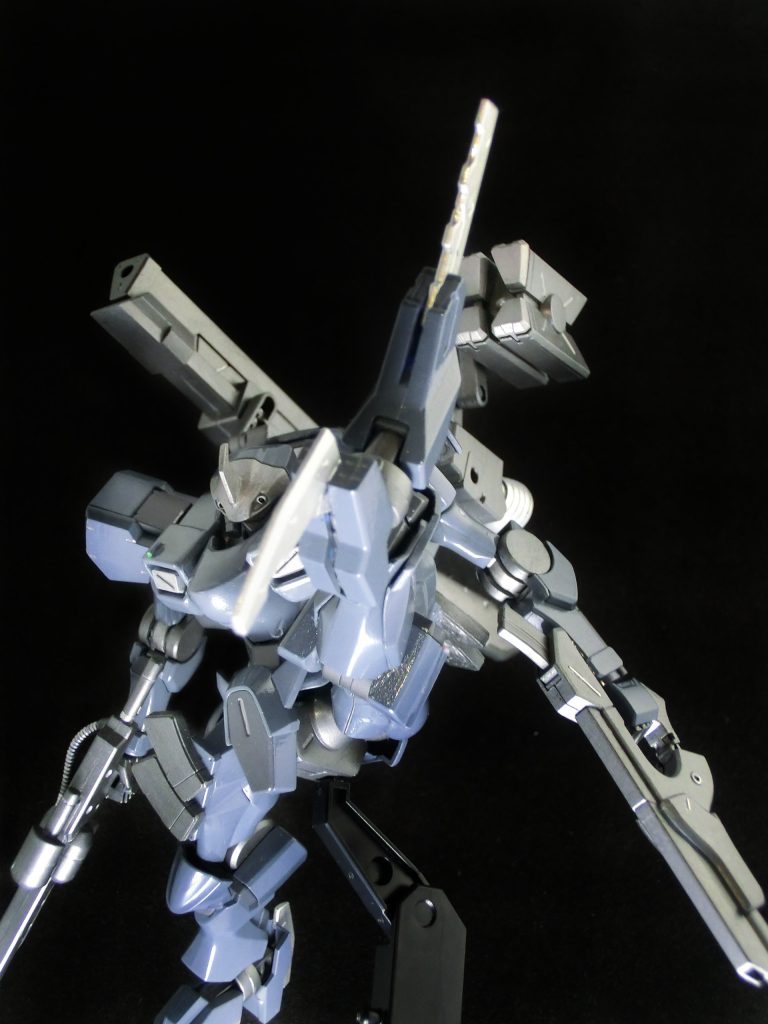 レッグブレード近接戦や死角から強襲された時に間合いを取るきっかけとして使用すれ違い時に足で一撃を与えるという小技としても使える実体剣のためビーム兵器とは打ち合えない