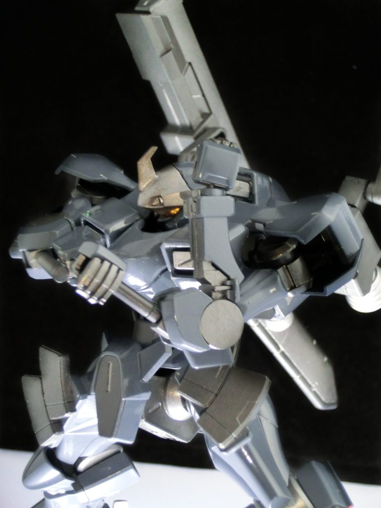 某所でも広まっていた肘部を改造してサーベルの取り出しやすさも拡張しております