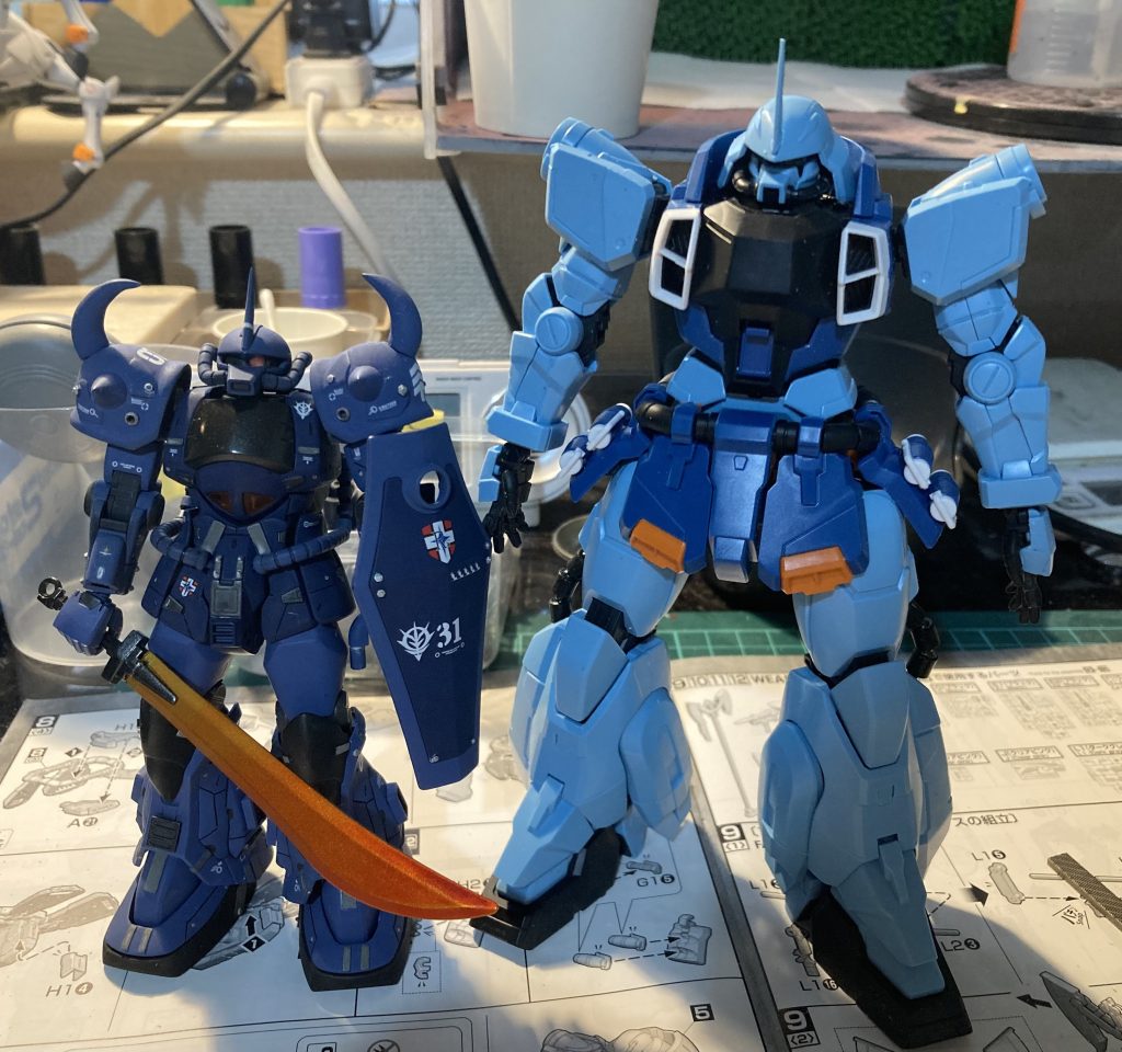 この前作ったグフと並べてみる。最初はランバ・ラルカラーにしてスパイクを太らせてスラッシュグフにしようかと考えていましたが、デカールと塗料が余ってなかったので断念。