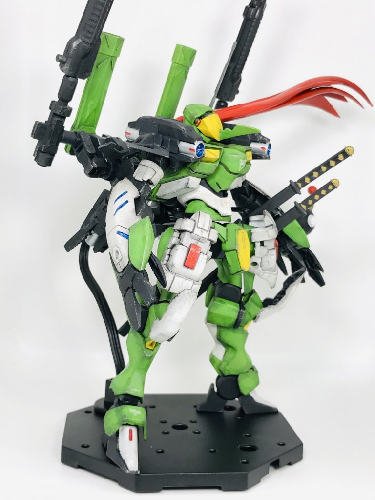 さらに… 日本刀・頭部アンテナ追加・追加塗装・軽くウェザリング追加…台座は100均の山田科学のディスプレイスタンドを購入してみたので試しに使用これめっちゃ良いですね！😃支柱部分は自由に曲げれるので尻尾っぽくしてみようかと思いましたが…今回は見送り