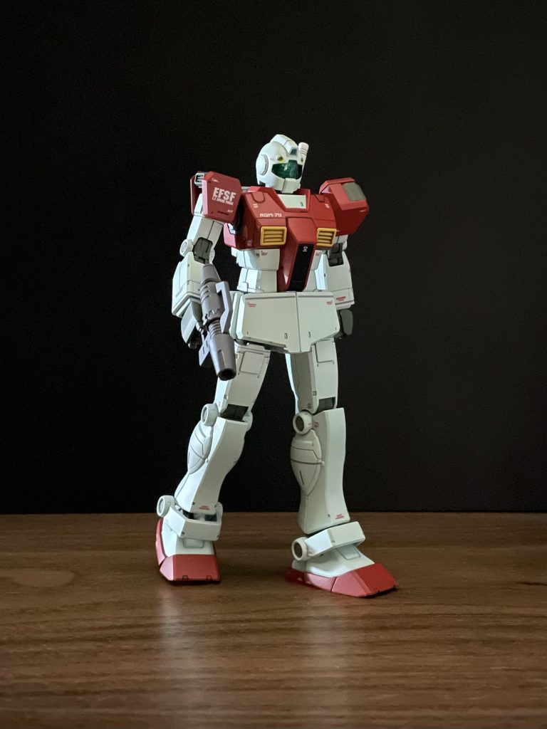 カラーリングは弱緑のジムをイメージしましたが、写真だと緑色があまり分かりませんね。もう少しグレー寄りでもよかったかな。シールドとビームサーベルは通常の白で塗装しています。赤色も朱色寄りの明るめの赤色にしたつもりでしたが、思っていたより落ち着いた赤になってしまいました。