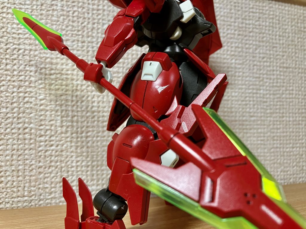 武装に警告の文言、右太ももにアスティカシア校章の水転写デカールを貼っています、元はエアリアル、デミ用のデカール①から取っていますジェターク社のMSはどうせダリルバルデ以外買わんだろ、って思ってた昔の自分め…グエルディランザもシュバルゼッテも買いたくなっちゃってるんだよ…