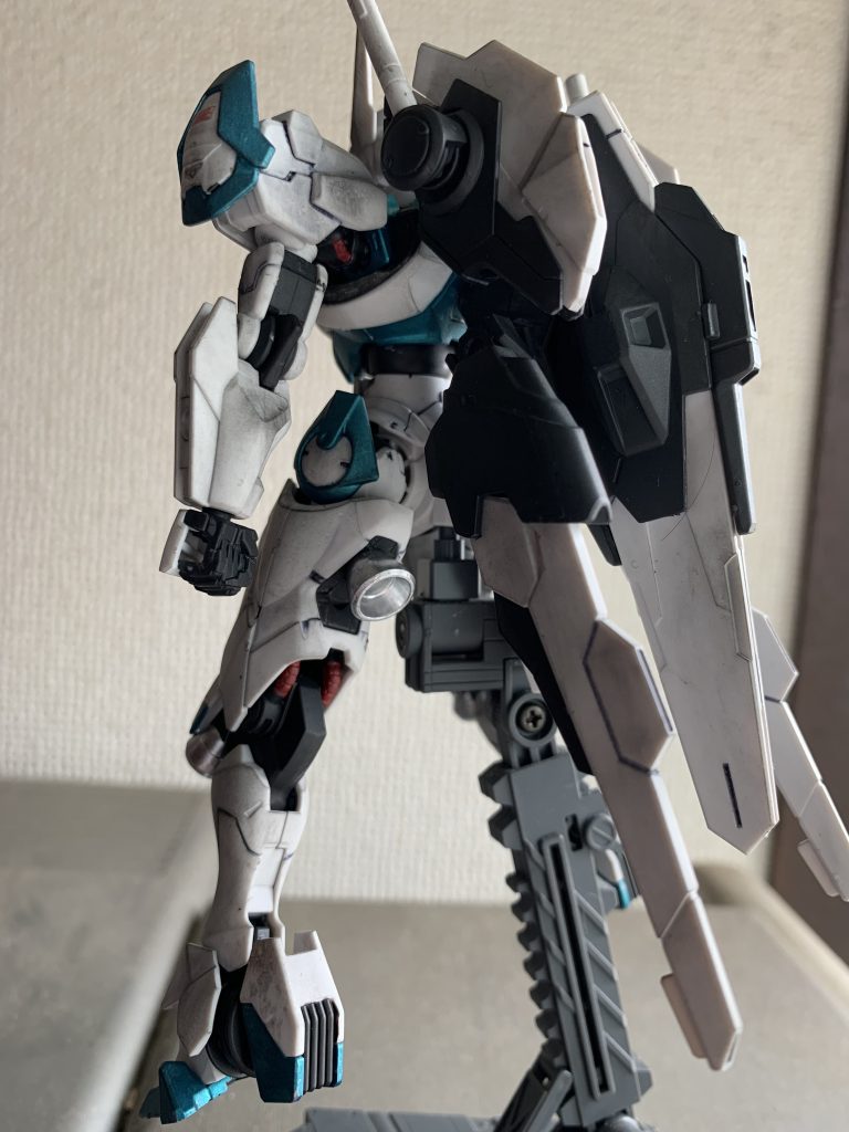 脇や膝裏のチューブ？やスラスター基部等は部分塗装で。