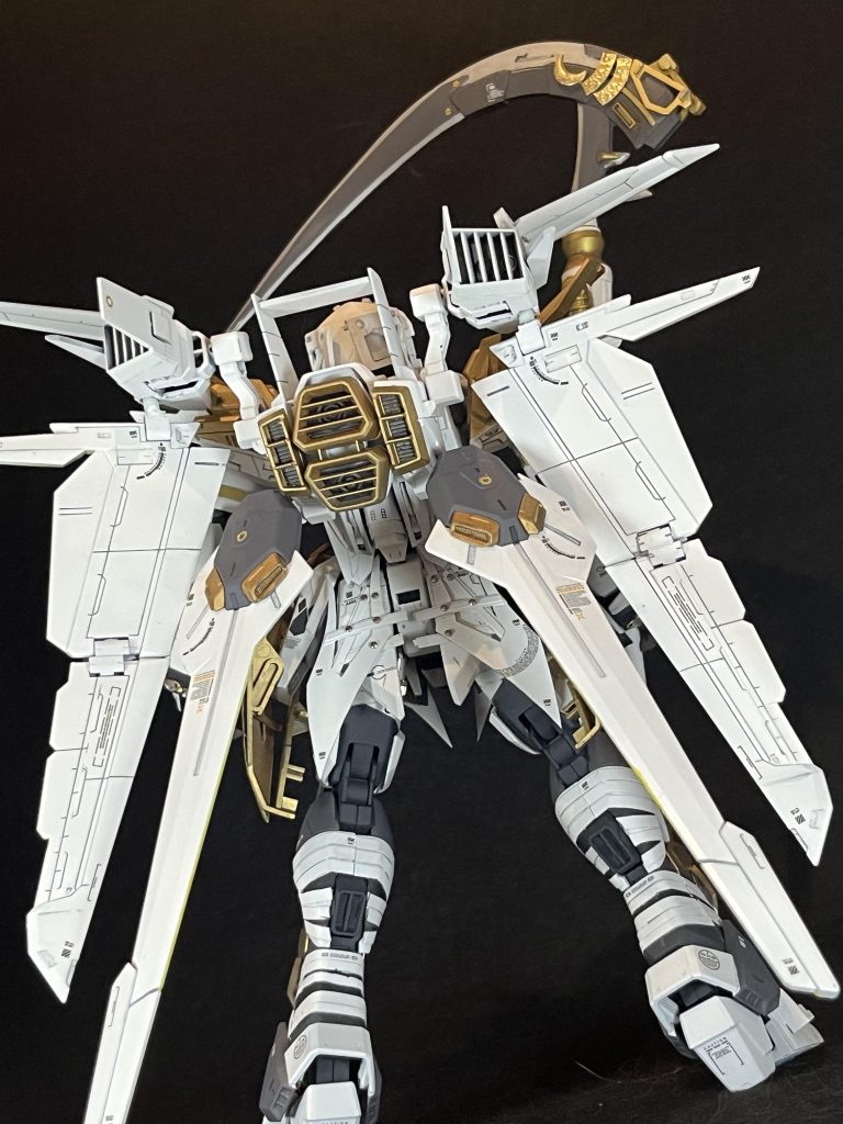 ザサラメール設定画では、頭に被るフードとマント、体を覆うベルト地のような衣装が特徴的です。あと金色の装飾品が多数。さらに時間停止させる時に左目が黄色くビコーンと光るのが厨二心をくすぐります。