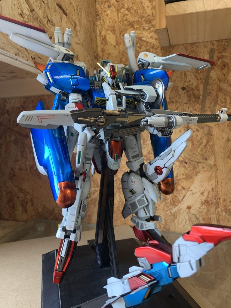 ライフルも1色では面白くないので思いつくままに色分けしました。なんとなく本機との互換性を表現したくて白を入れましたがいい感じデス。コアファイター(?)の上に墨入れ塗料をぶちまけるという大惨事が発生…すぐ拭き取ったけど跡が残ってしまい…不本意ながらウェザリングみたいになってしまいました。