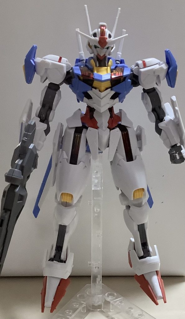 そしてこちらがビットオンフォームです。いやカッコ良すぎる。言い忘れてましたがシールドの色は一部シールです。グレーのエスカッシャンはビームライフルの銃口に装備してロングバレルに出来ますが、ビームソードのエフェクトパーツは付けられなくなります。ではポーズ付けて終わりにしましょう。