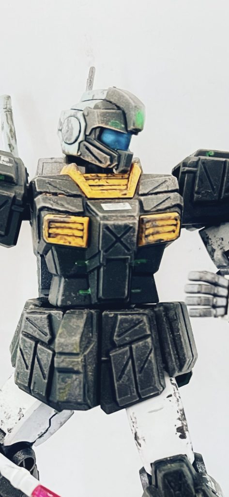 クリアレンズやレジンの上からつや消しを吹いたせいでボヤけてしまいましたが、それはそれで砂埃で摩耗したと思えばアリなのかなとそれにしてもカッコいい!渋みのあるオッサンエース機っぽさがお気に入りの機体になりました。