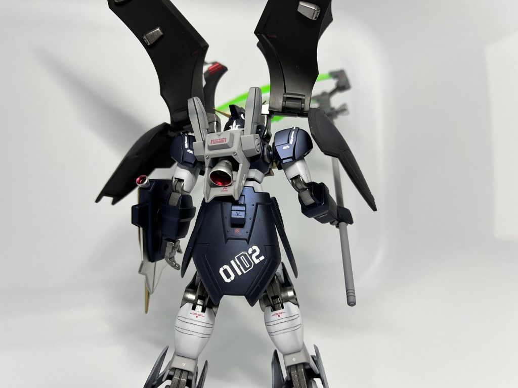 後ろ姿も何気に気に入っています。全体的にプラ板貼ったりスジボリ追加したりメタルパーツを使ってます。デカールやスジボリ、プラ板、メタルパーツなどははあまり使いすぎないように映像イメージを大切に心掛けました。