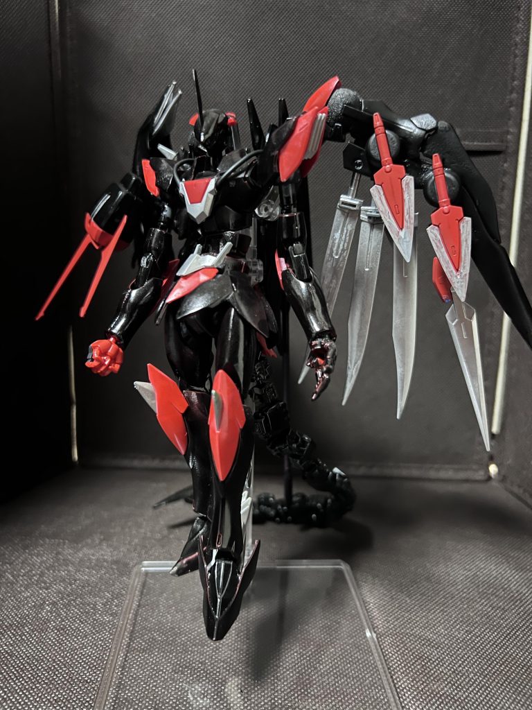 鎌を背部に納めた状態。