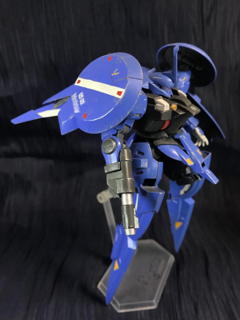 前回のダリルバルデフェディヒの余剰パーツでドラッツェっぽいものでも作ろうかどうしようかと放置してた所、フェルシーさんの活躍を目の当たりに「これはフェルシー専用機作らんといかん」と着手に至った訳でございます。シールドの00はロロです。